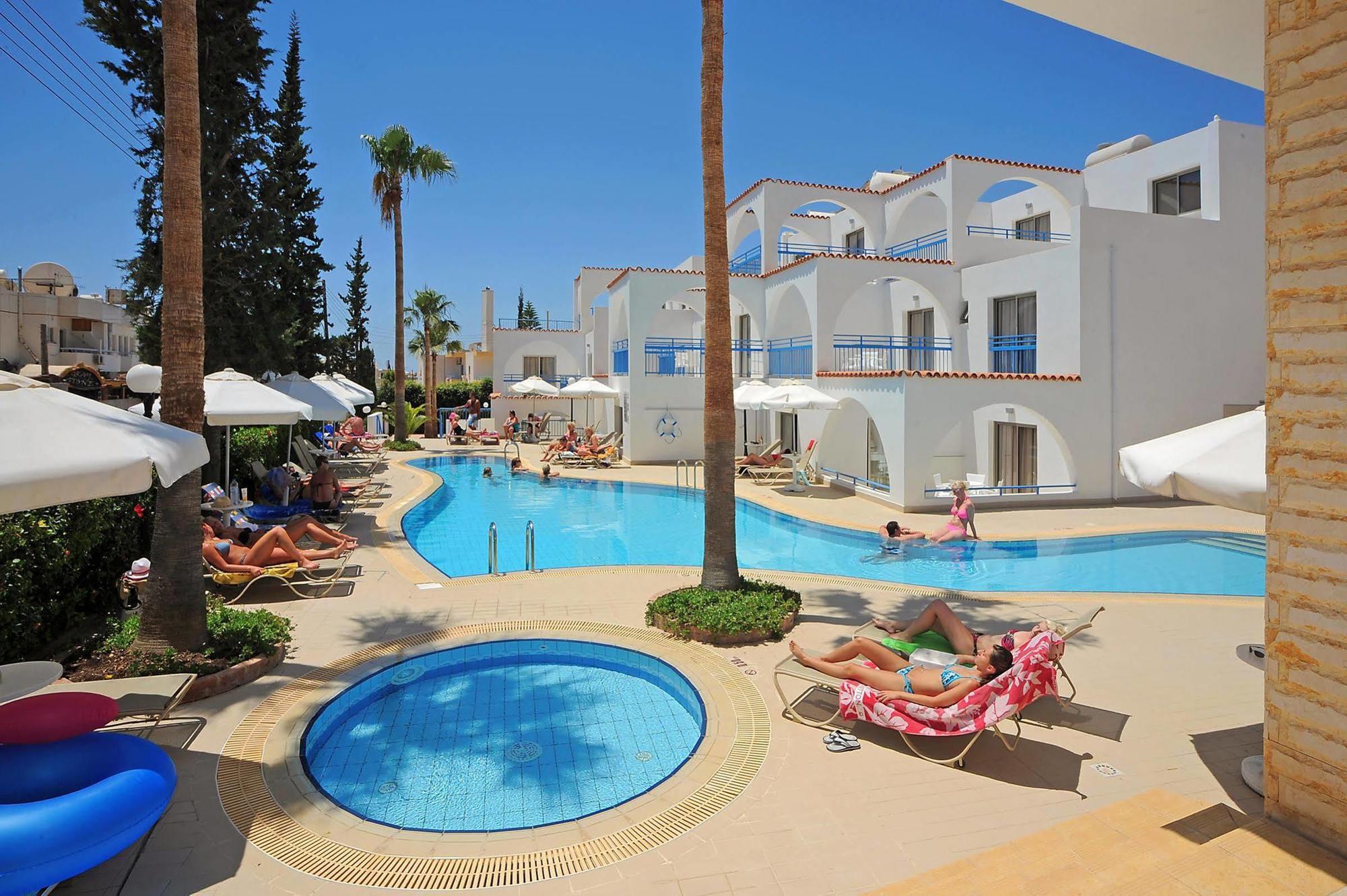 Petrosana Hotel Apartments Ayia Napa Esterno foto