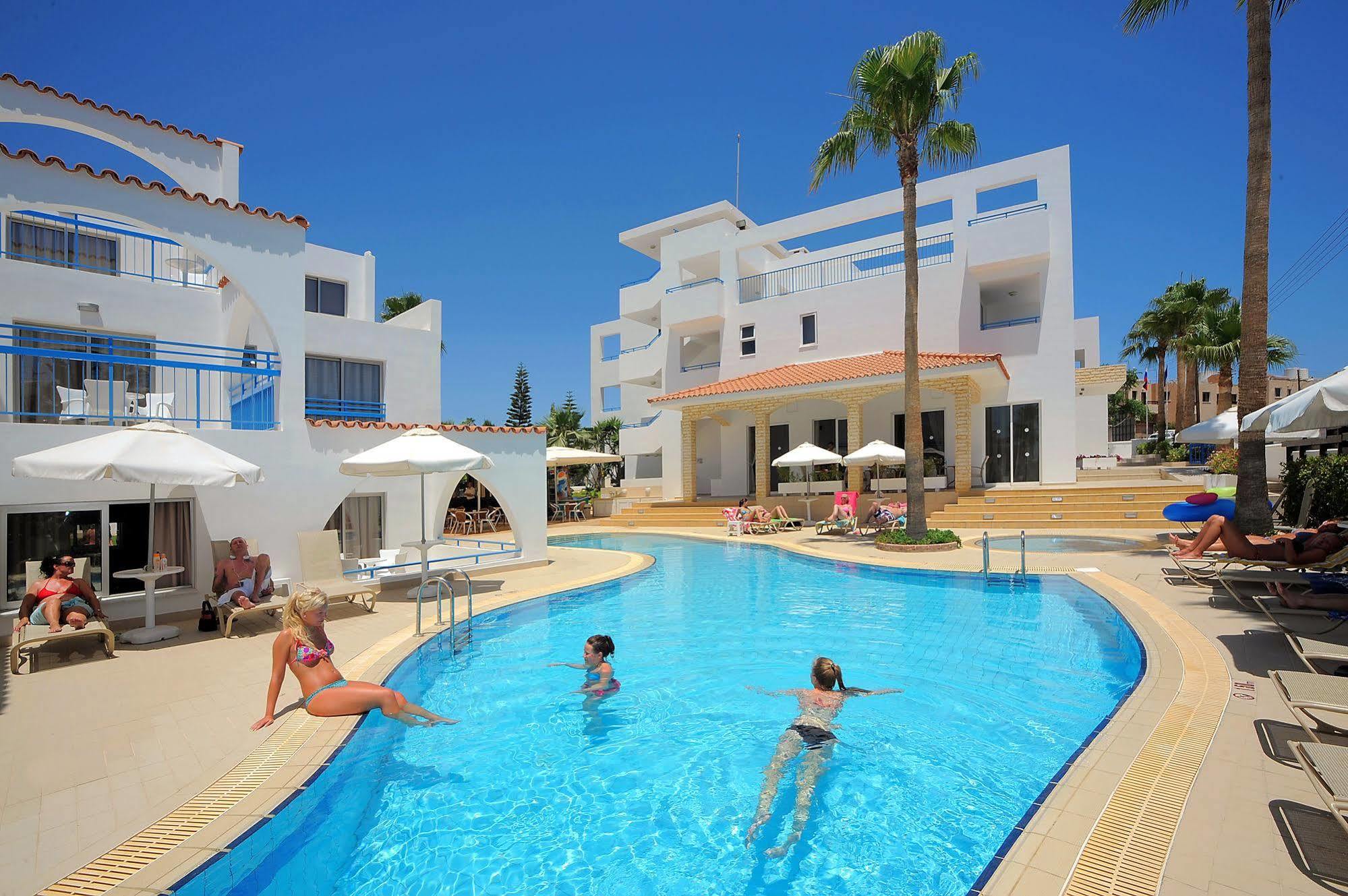 Petrosana Hotel Apartments Ayia Napa Esterno foto